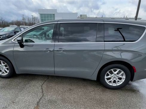 Used 2025 Chrysler Pacifica Select image 7