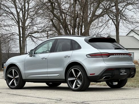 Certified 2025 Porsche Macan image 3