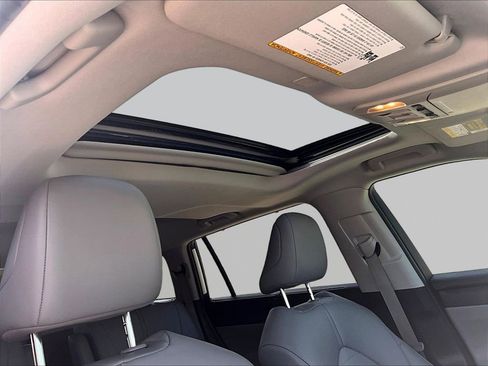 Used 2024 Toyota Highlander XLE AWD/4WD image 32