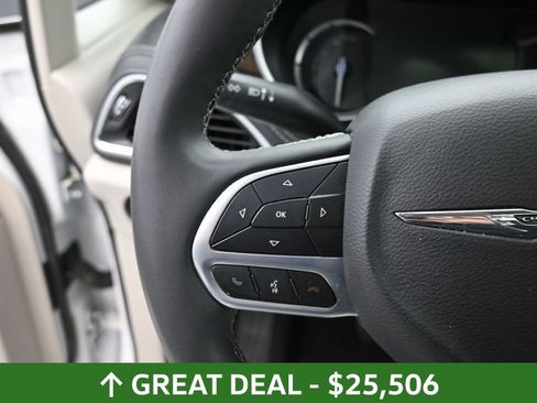 Used 2023 Chrysler Pacifica Limited FWD image 29