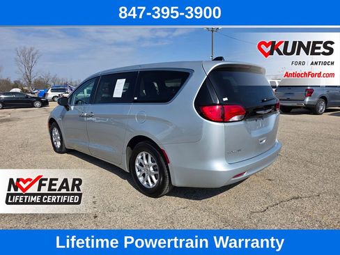 Used 2023 Chrysler Voyager LX image 5