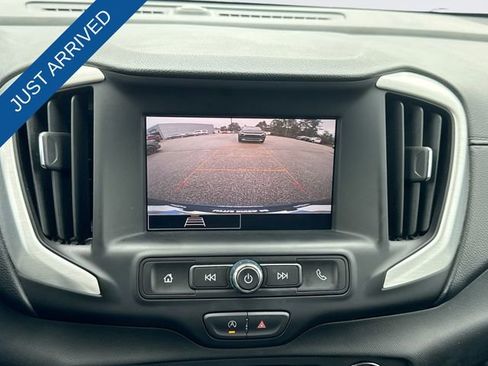 Used 2024 GMC Terrain SLE w/ Driver Convenience Package image 17