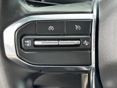 Used 2024 GMC Canyon Elevation image 25