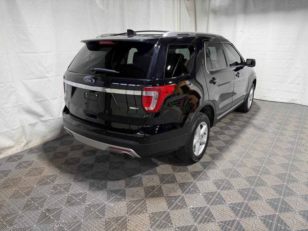 Used 2016 Ford Explorer XLT w/ Equipment Group 202A AWD/4WD image 6