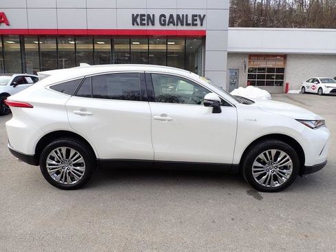 Certified 2021 Toyota Venza XLE image 2