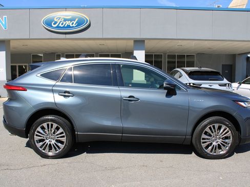 Used 2021 Toyota Venza XLE w/ Softex Package image 2