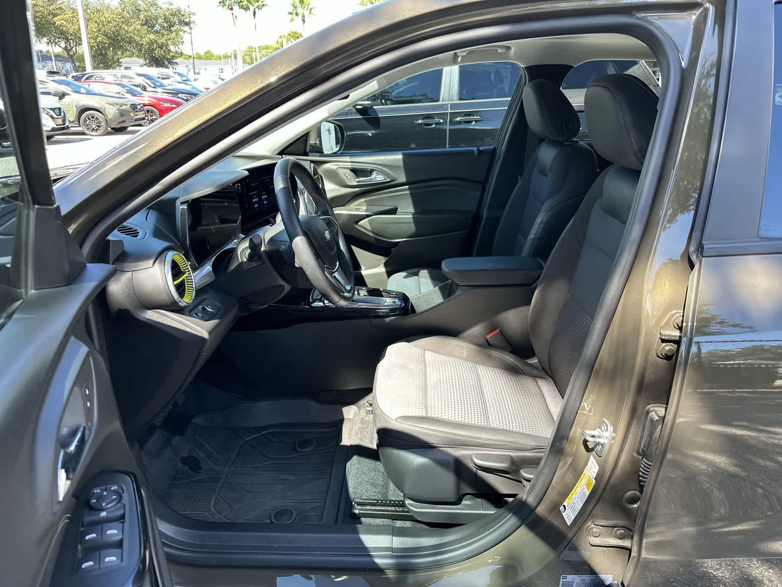 Used 2024 Chevrolet Trax LT w/ Sunroof Package FWD image 2