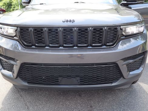 Used 2023 Jeep Grand Cherokee Altitude RWD image 41