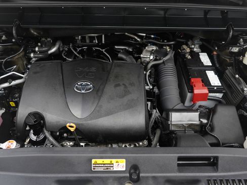 Used 2021 Toyota Highlander XLE image 34