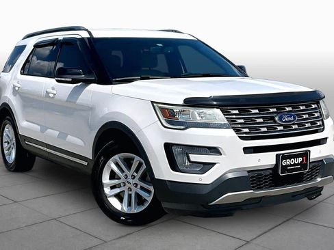Used 2017 Ford Explorer XLT w/ Equipment Group 202A FWD image 3