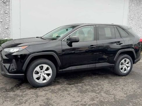 Used 2022 Toyota RAV4 LE image 2