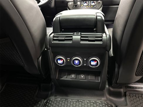 Used 2025 Land Rover Defender 110 X-Dynamic SE image 16