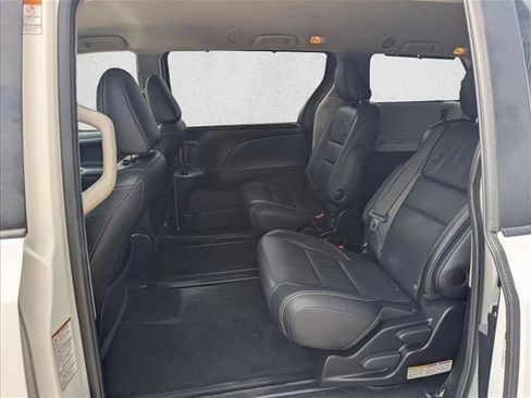 Used 2017 Toyota Sienna SE image 16