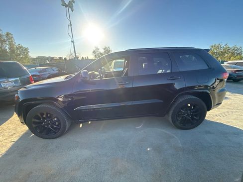 Used 2017 Jeep Grand Cherokee Altitude AWD/4WD image 8