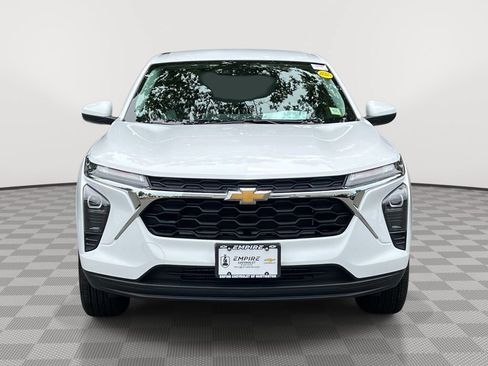 Used 2024 Chevrolet Trax LS w/ LS Convenience Package FWD image 2