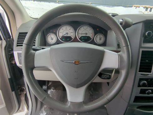 Used 2010 Chrysler Town & Country Touring image 31