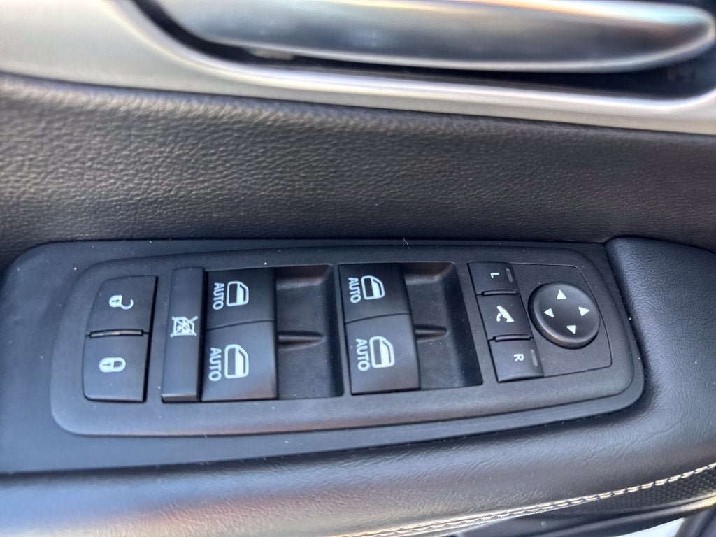 Used 2025 Chrysler Pacifica Limited FWD image 18