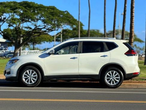 Used 2018 Nissan Rogue SV image 2