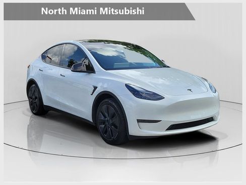 Used 2024 Tesla Model Y Long Range AWD/4WD image 1