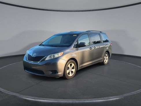Used 2014 Toyota Sienna LE FWD image 4