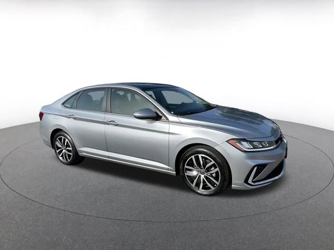 Used 2025 Volkswagen Jetta SE image 2