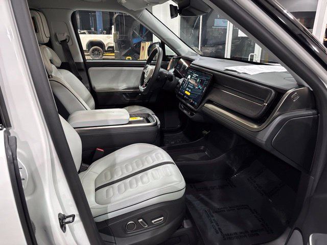 Used 2025 Rivian R1S Adventure Dual AWD/4WD image 18