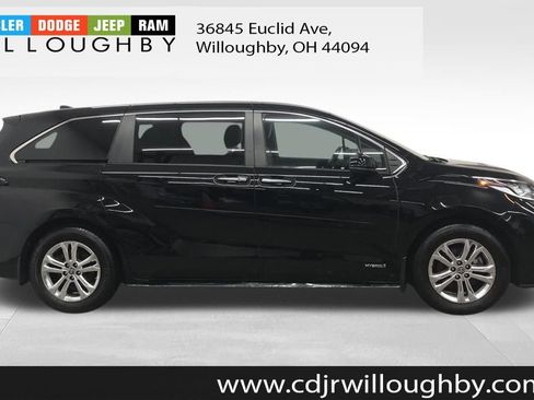 Used 2021 Toyota Sienna XSE image 4