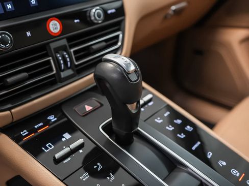 Certified 2024 Porsche Macan AWD/4WD image 23