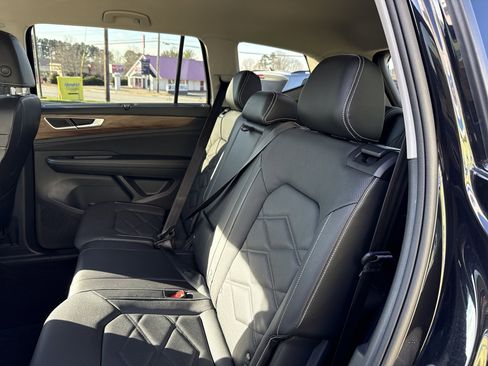 Used 2024 Volkswagen Atlas SE w/ Black Wheel Package image 31