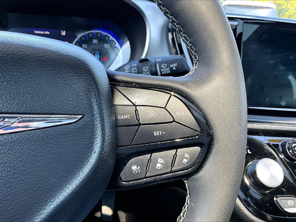 Used 2025 Chrysler Pacifica Limited FWD image 14