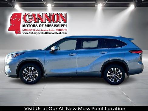 Used 2020 Toyota Highlander XLE image 2