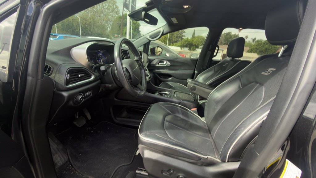 Certified 2022 Chrysler Pacifica Limited w/ Uconnect Theater Family Group AWD/4WD image 3