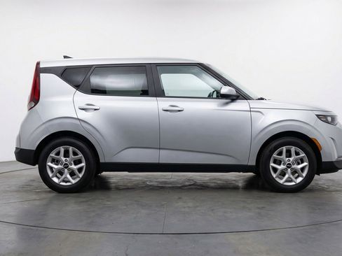 Used 2025 Kia Soul LX w/ LX Technology Package FWD image 11