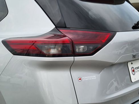 Used 2023 Nissan Rogue SV image 11