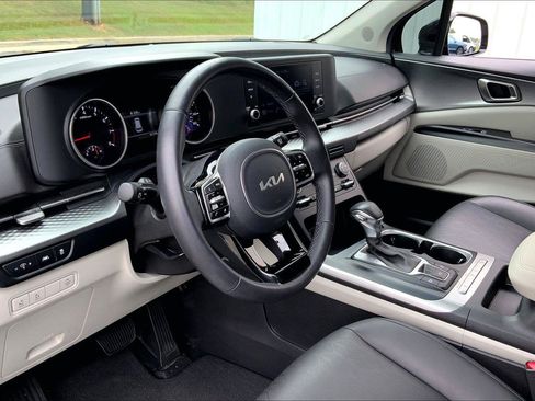 Used 2024 Kia Carnival LX FWD image 9
