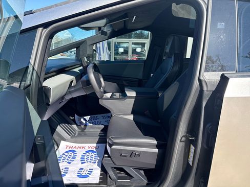 Used 2024 Tesla Cybertruck AWD Crew Cab image 21