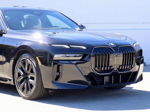 New 2026 BMW 740i w/ Premium Package image 2