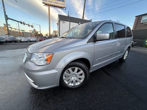 Used 2015 Chrysler Town & Country Touring image 2