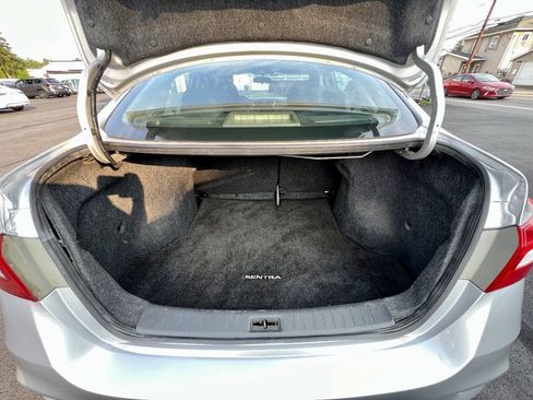 Used 2019 Nissan Sentra SV w/ Special Edition Package FWD image 11