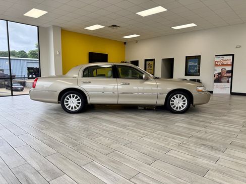 Used 2006 Lincoln Town Car Signature RWD image 5