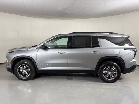 Used 2025 Chevrolet Traverse LT FWD image 5