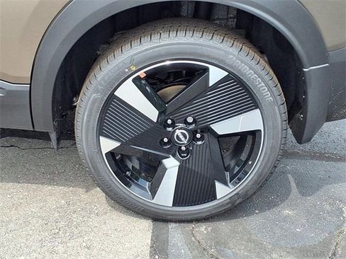 New 2025 Nissan Kicks SR image 5