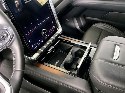 Used 2025 GMC Yukon XL Denali image 13