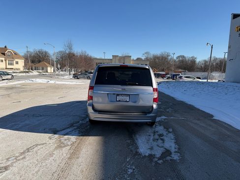 Used 2016 Chrysler Town & Country Touring w/ Driver Convenience Group image 6