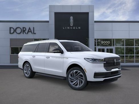 New 2026 Lincoln Navigator L Premier AWD/4WD image 7