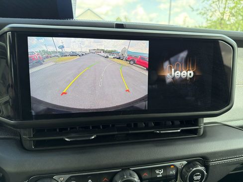 Used 2025 Jeep Wrangler Unlimited Sahara w/ Safety Group AWD/4WD image 4