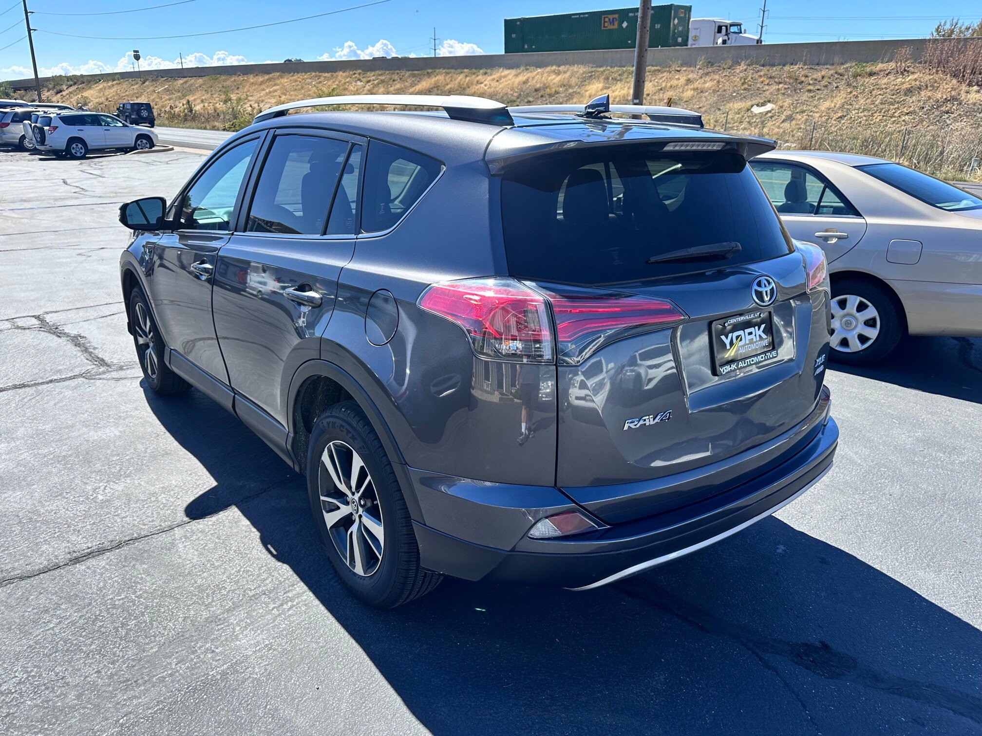 Used 2018 Toyota RAV4 XLE AWD/4WD image 4