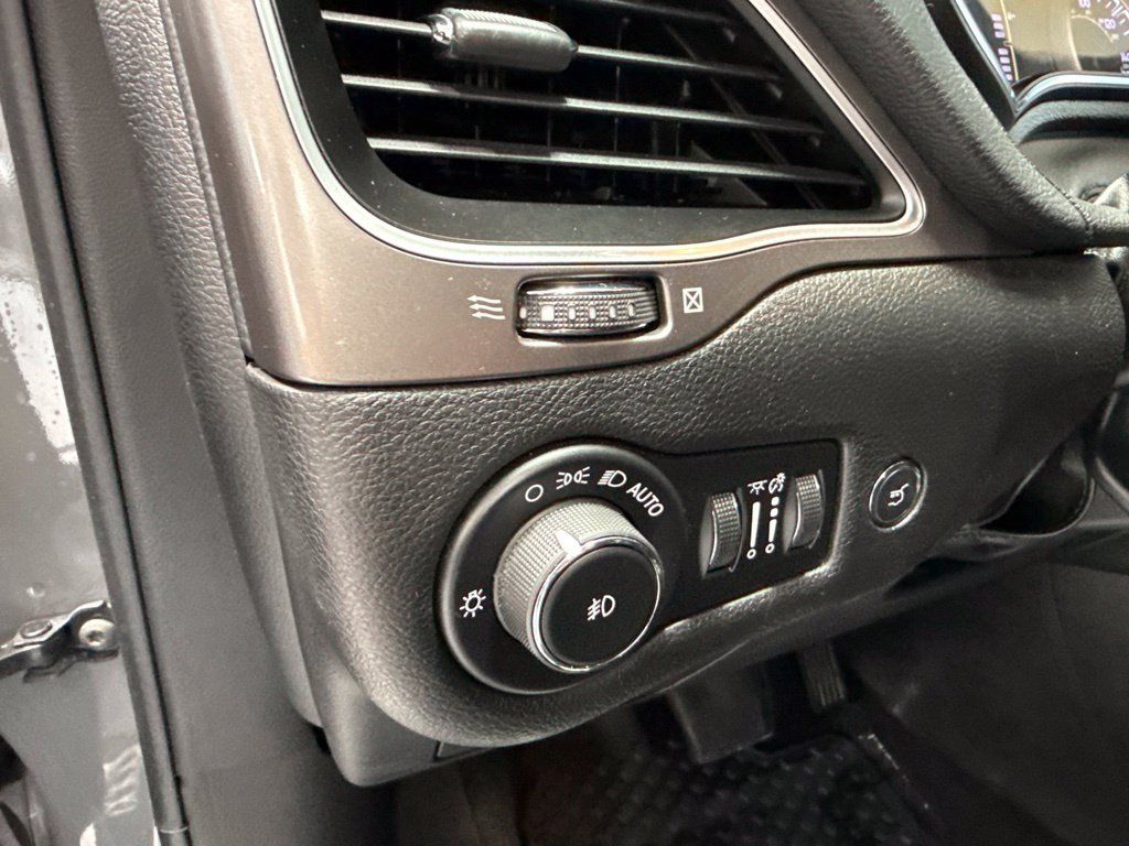 Used 2020 Jeep Cherokee Latitude Plus w/ Cold Weather Group AWD/4WD image 21