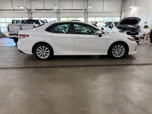 Used 2018 Toyota Camry LE FWD image 4