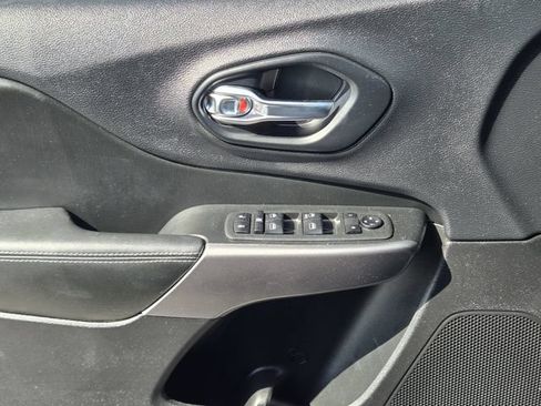 Used 2019 Jeep Cherokee Latitude w/ Popular Appearance Group FWD image 21